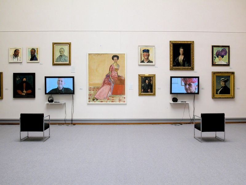 Ausstellungsansicht, Kunstmuseum Solothurn, 2005, Annatina Graf, «Porträts», interaktive Videoinstallation.