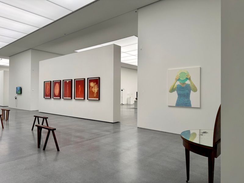 Saalaufnahme «à table!» mit Werken von Ester Vonplon (links) und Annatina Graf. Bündner Kunstmuseum Chur. 2025.