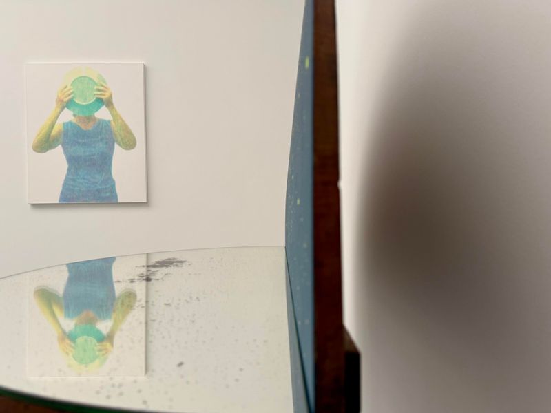 Saalaufnahme «à table!» mit Werken von Stefan Rüesch (vorne) und Annatina Graf. Bündner Kunstmuseum Chur. 2025.