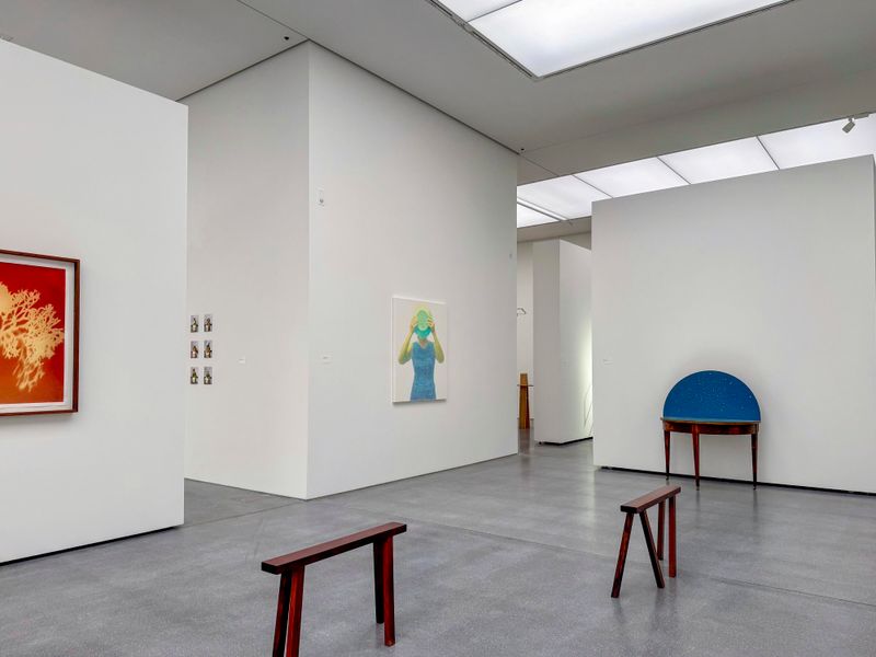 Saalaufnahme «à table!». Bündner Kunstmuseum Chur. 2025.