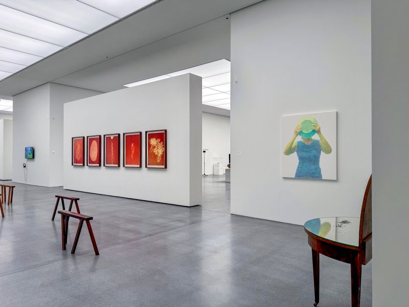 Saalaufnahme «à table!» mit Werken von Ester Vonplon (links) und Annatina Graf. Bündner Kunstmuseum Chur. 2025.