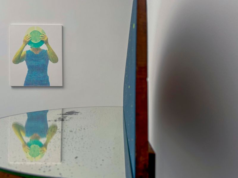 Saalaufnahme «à table!» mit Werken von Stefan Rüesch (vorne) und Annatina Graf. Bündner Kunstmuseum Chur. 2025.