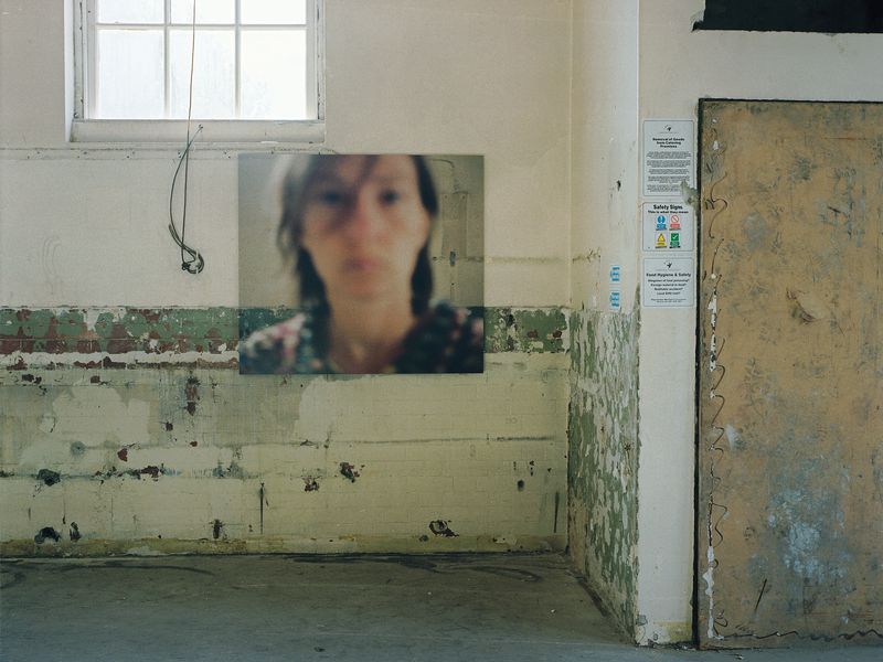 Here (1), 2000, c-print 108 cm x 120cm, auf MDF aufgezogen, Wand Assembly, Stepney City, London