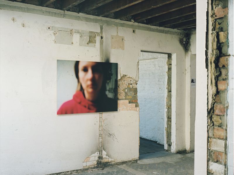 Here (2), 2000, c-print 90 cm x 120cm, auf MDF aufgezogen, Wand Assembly, Stepney City, London