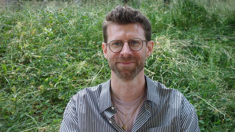 Dominique Müller→ Project Manager, Entwicklung und Strategie → Video Noir, Zürich und Teil der videocompany / videoart.chEr ist Teamleiter und Product Owner. Dabei kennt er  aus der Perspektive von Künstler:innen, Sammler:innen und Institutionen.Bei der videocompany.ch (Videokunst und andere Angelegenheiten) betreut er mehrere bedeutende Medienkunstsammlungen sowie den weltweiten Videokunstverleih videoart.ch und steht im engem Kontakt mit internationalen Kunstschaffenden, Galerien und Museen.Er analysiert Bedürfnisse von bedeutenden Institutionen genau so wie jene junger, aufstrebender Künstler:innen – und entwickelt daraus passende Lösungen, die auch in die Weiterentwicklung von  einfließen. Der Fokus: kleio soll für alle zugänglich und nutzbar sein.Er studierte Video an der Hochschule Luzern und Bildende Kunst an der Hochschule der Künste Bern. Dank mehrerer Kunststipendien und internationalen Projekten lebte er mehrere Jahre in Paris, London, Berlin und Kapstadt. Als Videospezialist und Künstler realisiert er im Kollektiv Video Noir regelmäßig großformatige Videoinstallationen in internationalen Museen – häufig in Zusammenarbeit mit dem Berliner Szenografiebüro chezweitz.
