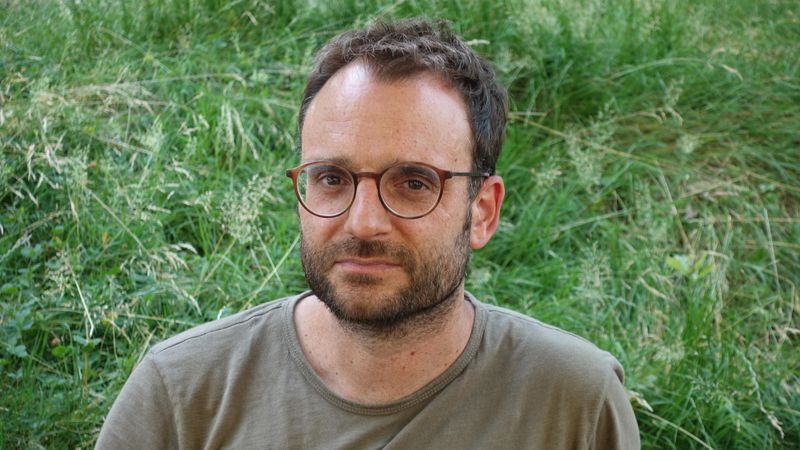 Lukas Zimmer→ Grafic Designer, Usability und User Experience → Partner A/Z&amp;T (Astrom/Zimmer &amp; Tereszkiewicz)Sein Schwerpunkt liegt in der Entwicklung benutzer:innenfreundlicher Interfaces. Besonders interessiert ihn die Forschung und Analyse sich verändernden Lesegewohnheiten auf digitalen Oberflächen. Bereits während seines Studiums an der Gerrit Rietveld Academie in Amsterdam und der Hochschule der Künste Bern entwickelte und programmierte er gemeinsam mit seinem Studienkollegen Anthon Astrom interaktive Konzepte, die mehrfach national und international ausgezeichnet wurden.Zu den bedeutendsten Projekten von A/Z&amp;T zählen unter anderem die digitale Sammlung der SKKG, das PTT-Onlinearchiv, Materialarchiv.ch, das Rechercheportal des SIK-ISEA sowie das Projekt “Werkbank” in Zusammenarbeit mit dem Sitterwerk in St. Gallen.Auf der Grundlage vernetzter, auf Open Data basierender Datensysteme entwickelt A/Z&amp;T heute benutzerfreundliche Interfaces für die Sammlungen und Archive großer Kulturinstitutionen, maßgeschneidert für die Anforderungen der Forschung und zugleich zugänglich für ein breiteres Publikum.