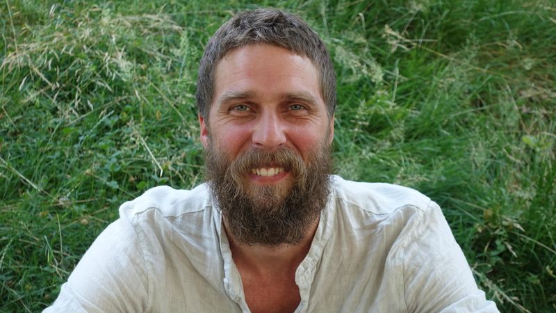 Anthon Astrom→ Leiter Softwareentwicklung CMS → Partner A/Z&amp;T (Astrom/Zimmer &amp; Tereszkiewicz)Er schreib das Konzept der heutigen 6. Generation von kleio mit den zentralen Begriffen: ,  und  – die Grundlage für das aktuelle Tool und dessen Funktionen, wie sie vom Team entwickelt wurden.Ein Werk, ein Projekt oder eine Person wird einmalig erfasst und kann anschließend gleichzeitig an verschiedenen Orten publiziert werden – intern, passwortgeschützt oder ganz öffentlich.kleio vereint Werkverzeichnis, Website, Portfolio und digitale Ordnerstruktur in einem einzigen Tool. Es dient nicht nur als Datenbank, sondern auch als Interface für Kommunikation, Visionierung und Protokollierung kultureller Inhalte.Ursprünglich als Performancekunst-Studierender an der Gerrit Rietveld Academie in Amsterdam eingeschrieben, galt sein Interesse bereits seit seiner Kindheit der Programmierung interaktiver digitaler Werkzeuge. Gemeinsam mit seinem Studienpartner Lukas Zimmer entwickelte er mehrere Tools, die unter anderem mehrfach vom Bundesamt für Kultur (BAK) ausgezeichnet wurden.Diese Zusammenarbeit führte schließlich zur Gründung von Astrom/Zimmer – heute A/Z&amp;T.