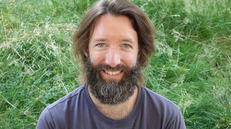 Fabrice Tereszkiewicz→ Leiter Softwareentwicklung Backend → Partner A/Z&amp;T (Astrom/Zimmer &amp; Tereszkiewicz)Er ist Mathematiker und Informatiker.Ursprünglich war er als Business Engineer in internationalen Großkonzernen tätig. Über seine spätere Selbstständigkeit und die Arbeit an persönlicheren Projekten kam er mit dem Projekt kleio und dem Team von Astrom/Zimmer in Kontakt – und gründete schließlich gemeinsam mit ihnen A/Z&amp;T.Bei kleio leitet er die Backend-Programmierung. Das bedeutet: Er ist verantwortlich für die Datenstruktur (Datenmodellierung), die eine nachhaltige, praktische und effiziente Nutzung der Inhalte überhaupt erst möglich macht.kleio ist ein Tool, das Daten in Originalqualität speichert und sie gleichzeitig in allen gängigen Formaten – etwa für eine Website, ein Portfolio oder ein Werkverzeichnis, online wie als PDF – abrufbar und darstellbar macht. User:innen haben dadurch jederzeit und überall Zugriff auf ihre Inhalte.Grundlage dafür ist das Prinzip der Ein Inhalt wird einmalig erfasst, kann aber beliebig oft und flexibel eingesetzt werden. Wird diese zentrale Quelle aktualisiert, ändern sich automatisch alle damit verbundenen Ausgaben – so bleibt jede Dokumentation immer aktuell und ermöglicht z. B. auch eine live gepflegte ,selbstbestimmte und unabhängige’ Community. Zu seinem Aufgabenbereich gehören außerdem zentrale Themen wie Datensicherheit, Login-Authentifizierung sowie mögliche Schnittstellen zu weiteren Anwendungen.