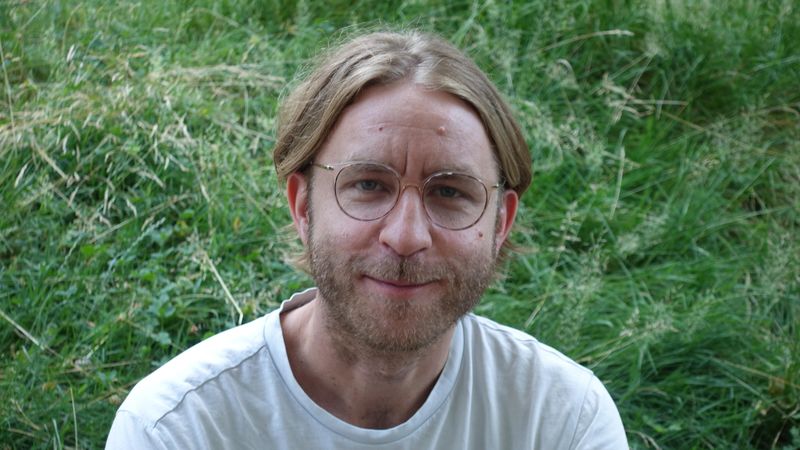 Fabian Voegeli→ Backend Programmierer → Teammitglied A/Z&amp;TEr studierte Social and Political Thought an der York University in Toronto sowie Neue Medien an der Zürcher Hochschule der Künste. Nach jahrelanger Tätigkeit als Webentwickler im Kulturbereich gilt sein Interesse heute vor allem dem infrastrukturellen Teil und dem logischen Denken in der Backend-Programmierung.Was ihn besonders auszeichnet, ist sein grosses Interesse an gesellschaftspolitischen Fragestellungen – ein Aspekt, der auch in der Haltung vom Team von kleio eine zentrale Rolle spielt. Dazu zählen etwa Themen wie Datensicherheit, die finanzielle und technische Zugänglichkeit von kleio für alle Kulturschaffenden oder die demokratische Weiterentwicklung des Tools anhand aktueller Bedürfnisse der aktiven Nutzer:innen – mit dem Ziel, dass letztlich alle davon profitieren.kleio steht für ein System, das allen zur Verfügung steht – offen, solidarisch und gemeinschaftlich gedacht.