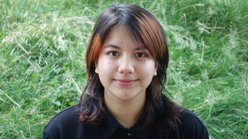 Robin Lee Nicole Richard→ Support und User:in Guide → Studierende in Game Design an der ZHdKAls jüngstes Teammitglied bei kleio ist sie  – sie ist jünger als das Internet und mit der digitalen Welt aufgewachsen. In Kenya geboren, in den Philippinen aufgewachsen und in die Schweiz eingewandert, versteht sie sich als , um mit der Heimat verbunden zu bleiben.Ihre Leidenschaft gilt der Entwicklung von Computerspielen und dem Ausloten deren kreativen Grenzen. Auch die Regeln digitaler Räume und das Verhalten ihrer Nutzer:innen gehören zu ihren zentralen Fragestellungen.Bei kleio ist sie im Support die erste Kontaktperson und Hilfestelle für unsere User:innen und betreut den User:innen Guide.
