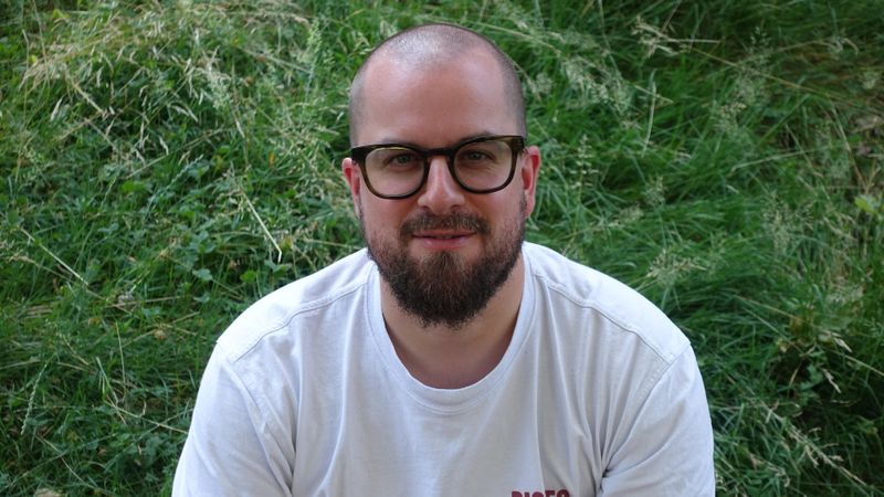Jonas von Arb→ Frontend Programmierer → Teammitglied A/Z&amp;TEr studierte Visuelle Kommunikation an der Hochschule für Gestaltung und Kunst in Basel und betreut under anderem die Programmierung und Wartung unserer Website . Als webbasiertes Tool ist dies der zentrale Ort, an dem sich unsere User:innen einloggen und alle Informationen zum Tool, den Showcases, den Preisen, den Services sowie den Support finden.Am Wochenende steht er als Gemüseverkäufer auf dem Wochenmarkt, hat einen grünen Daumen und kocht mit Leidenschaft – wovon das Team fast täglich profitiert.Das Team hinter kleio lebt vom Austausch, von Aufmerksamkeit für das aktuelle Geschehen und von einer Sensibilität für Neues – Themen werden gemeinsam aufgenommen, reflektiert und diskutiert.