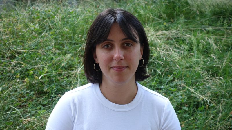 Selina Zürrer→ Kommunikation und Social Media → Bildende Künstlerin und Nachlassverwalterin der Walter Haymann StiftungSie studierte an der Gerrit Rietveld Academie in Amsterdam und absolvierte ihren Bachelor und Master in Fine Arts an der Zürcher Hochschule der Künste. Als aktive kleio-Userin in der Verwaltung des Werkverzeichnisses des renommierten, verstorbenen Künstlers Walter Haymann fand sie ihren Weg ins Team.Bei kleio betreut sie die Social-Media-Kanäle und steht in engem Austausch mit Fachverbänden, um die Bedeutung der Aufarbeitung eines Lebenswerks – idealerweise bereits zu Lebzeiten – aus erster Hand zu vermitteln und Kooperationen aufzubauen.Mit kleio wird Geschichte geschrieben – nicht nur von gestern, sondern auch von heute und morgen.Alle Kulturschaffenden sollen mit kleio selbstbestimmt und professionell in der Lage sein, ihr Werk kulturrelevant zu dokumentieren und nach Wunsch sichtbar oder zugänglich zu machen.
