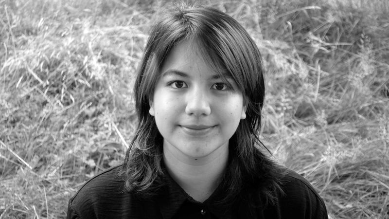 Robin Lee Nicole Richard→ Support und User:in Guide → Studierende in Game Design an der ZHdKAls jüngstes Teammitglied bei kleio ist sie  – sie ist jünger als das Internet und mit der digitalen Welt aufgewachsen. In Kenya geboren, in den Philippinen aufgewachsen und in die Schweiz eingewandert, versteht sie sich als , um mit der Heimat verbunden zu bleiben.Ihre Leidenschaft gilt der Entwicklung von Computerspielen und dem Ausloten deren kreativen Grenzen. Auch die Regeln digitaler Räume und das Verhalten ihrer Nutzer:innen gehören zu ihren zentralen Fragestellungen.Bei kleio ist sie im Support die erste Kontaktperson und Hilfestelle für unsere User:innen und betreut den User:innen Guide.