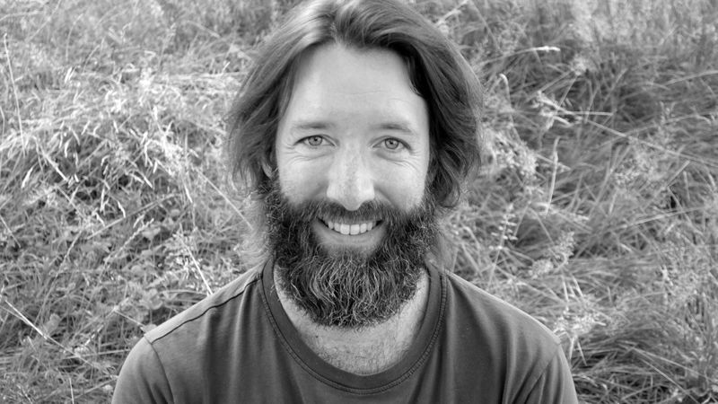Fabrice Tereszkiewicz→ Leiter Softwareentwicklung Backend → Partner A/Z&amp;T (Astrom/Zimmer &amp; Tereszkiewicz)Er ist Mathematiker und Informatiker.Ursprünglich war er als Business Engineer in internationalen Großkonzernen tätig. Über seine spätere Selbstständigkeit und die Arbeit an persönlicheren Projekten kam er mit dem Projekt kleio und dem Team von Astrom/Zimmer in Kontakt – und gründete schließlich gemeinsam mit ihnen A/Z&amp;T.Bei kleio leitet er die Backend-Programmierung. Das bedeutet: Er ist verantwortlich für die Datenstruktur (Datenmodellierung), die eine nachhaltige, praktische und effiziente Nutzung der Inhalte überhaupt erst möglich macht.kleio ist ein Tool, das Daten in Originalqualität speichert und sie gleichzeitig in allen gängigen Formaten – etwa für eine Website, ein Portfolio oder ein Werkverzeichnis, online wie als PDF – abrufbar und darstellbar macht. User:innen haben dadurch jederzeit und überall Zugriff auf ihre Inhalte.Grundlage dafür ist das Prinzip der Ein Inhalt wird einmalig erfasst, kann aber beliebig oft und flexibel eingesetzt werden. Wird diese zentrale Quelle aktualisiert, ändern sich automatisch alle damit verbundenen Ausgaben – so bleibt jede Dokumentation immer aktuell und ermöglicht z. B. auch eine live gepflegte ,selbstbestimmte und unabhängige’ Community. Zu seinem Aufgabenbereich gehören außerdem zentrale Themen wie Datensicherheit, Login-Authentifizierung sowie mögliche Schnittstellen zu weiteren Anwendungen.