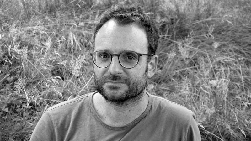 Lukas Zimmer→ Grafic Designer, Usability und User Experience → Partner A/Z&amp;T (Astrom/Zimmer &amp; Tereszkiewicz)Sein Schwerpunkt liegt in der Entwicklung benutzer:innenfreundlicher Interfaces. Besonders interessiert ihn die Forschung und Analyse sich verändernden Lesegewohnheiten auf digitalen Oberflächen. Bereits während seines Studiums an der Gerrit Rietveld Academie in Amsterdam und der Hochschule der Künste Bern entwickelte und programmierte er gemeinsam mit seinem Studienkollegen Anthon Astrom interaktive Konzepte, die mehrfach national und international ausgezeichnet wurden.Zu den bedeutendsten Projekten von A/Z&amp;T zählen unter anderem die digitale Sammlung der SKKG, das PTT-Onlinearchiv, Materialarchiv.ch, das Rechercheportal des SIK-ISEA sowie das Projekt “Werkbank” in Zusammenarbeit mit dem Sitterwerk in St. Gallen.Auf der Grundlage vernetzter, auf Open Data basierender Datensysteme entwickelt A/Z&amp;T heute benutzerfreundliche Interfaces für die Sammlungen und Archive großer Kulturinstitutionen, maßgeschneidert für die Anforderungen der Forschung und zugleich zugänglich für ein breiteres Publikum.