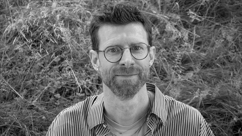 Dominique Müller→ Project Manager, Leitung Koordination Entwicklung und Strategie → Video Noir, Zürich und Teil der videocompany / videoart.chEr kennt  aus der Perspektive von Künstler:innen, Sammler:innen und Institutionen.Bei der videocompany.ch (Videokunst und andere Angelegenheiten) betreut er mehrere bedeutende Medienkunstsammlungen sowie den weltweiten Videokunstverleih videoart.ch und steht im engem Kontakt mit internationalen Kunstschaffenden, Galerien und Museen.Er analysiert Bedürfnisse von bedeutenden Institutionen genau so wie jene junger, aufstrebender Künstler:innen – und entwickelt daraus passende Lösungen, die auch in die Weiterentwicklung von  einfließen. Der Fokus: kleio soll für alle zugänglich und nutzbar sein.Er studierte Video an der Hochschule Luzern und Bildende Kunst an der Hochschule der Künste Bern. Dank mehrerer Kunststipendien und internationalen Projekten lebte er mehrere Jahre in Paris, London, Berlin und Kapstadt. Als Videospezialist und Künstler realisiert er im Kollektiv Video Noir regelmäßig großformatige Videoinstallationen in internationalen Museen – häufig in Zusammenarbeit mit dem Berliner Szenografiebüro chezweitz.