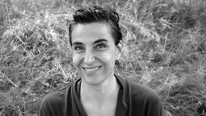 Anina Schenker→ Geschäftsleitung und Kommunikation → Bildende Künstlerin, Dozentin an verschiednen HochschulenSie ist die Initiantin von  – entstanden aus dem Wunsch, für Kulturschaffende ein Werkzeug zu entwickeln, das den administrativen und dokumentarischen Anforderungen im Kulturbereich gerecht wird: effizient, nachhaltig und benutzer:innenfreundlich.Ihr ursprüngliches Anliegen: Künstler:innen sollen sich professionell und selbstbestimmt präsentieren können – mit einem Tool, das Dokumentation, Organisation und Sichtbarkeit auf einfache Weise verbindet.Sie bringt einen breiten Erfahrungsschatz aus verschiedensten Bereichen der Kultur mit.Dieser gründet auf ihrer langjährigen Tätigkeit als Bühnenbildnerin in der freien Tanz- und Theaterszene, ihrer Praxis als renommierte bildende Künstlerin sowie ihrer Lehrtätigkeit an verschiedenen Hochschulen in unterschiedlichen Studienrichtungen.Als Dozentin steht sie in direktem Austausch mit jungen Studierenden und kennt deren Bedürfnisse, Ansprüche und Herausforderungen beim Einstieg in die Kunstwelt.Sie unterrichtete unter anderem Architekturstudierende an der ETH Zürich und lehrt heute im Studiengang  an der Hochschule Luzern. Vom Bundesamt für Kultur wurde sie mehrfach mit dem Kunstpreis ausgezeichnet.