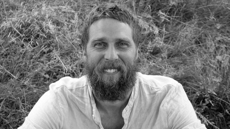 Anthon Astrom→ Leiter Softwareentwicklung CMS → Partner A/Z&amp;T (Astrom/Zimmer &amp; Tereszkiewicz)Er schreib das Konzept der heutigen 6. Generation von kleio mit den zentralen Begriffen: ,  und  – die Grundlage für das aktuelle Tool und dessen Funktionen, wie sie vom Team entwickelt wurden.Ein Werk, ein Projekt oder eine Person wird einmalig erfasst und kann anschließend gleichzeitig an verschiedenen Orten publiziert werden – intern, passwortgeschützt oder ganz öffentlich.kleio vereint Werkverzeichnis, Website, Portfolio und digitale Ordnerstruktur in einem einzigen Tool. Es dient nicht nur als Datenbank, sondern auch als Interface für Kommunikation, Visionierung und Protokollierung kultureller Inhalte.Ursprünglich als Performancekunst-Studierender an der Gerrit Rietveld Academie in Amsterdam eingeschrieben, galt sein Interesse bereits seit seiner Kindheit der Programmierung interaktiver digitaler Werkzeuge. Gemeinsam mit seinem Studienpartner Lukas Zimmer entwickelte er mehrere Tools, die unter anderem mehrfach vom Bundesamt für Kultur (BAK) ausgezeichnet wurden.Diese Zusammenarbeit führte schließlich zur Gründung von Astrom/Zimmer – heute A/Z&amp;T.