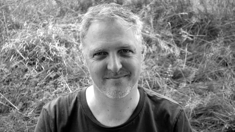 Fabian Wegmüller→ Leiter Softwareentwicklung Frontend → Video Noir, Zürich und Teil der videocompanyIn der Entwicklung des Tools betreut er die Programmierung des Interfaces – also das, was die User:innen sehen und bedienen.Er bildet die Schnittstelle zwischen den grafischen Entwürfen aus dem Design, dem ausformulierten Konzept und den strukturierten Daten aus dem Backend.An der Hochschule Luzern (HSLU) studierte er gemeinsam mit Dominique Müller Video und gründete 2008 mit ihm das Atelier Video Noir zur Umsetzung eigener Videoprojkete. Zudem ist er Teil der videocompany, wo er in enger Zusammenarbeit mit internationalen Künstler:innen, Galerien und Museen die technisch anspruchsvollsten Installationen entwickelt und realisiert.Seine grösste Stärke liegt in der lösungsorientierten Herangehensweise: komplexe Ideen übersetzt er in praktische, funktionierende Anwendungen – keine Herausforderung ist dabei zu gross.