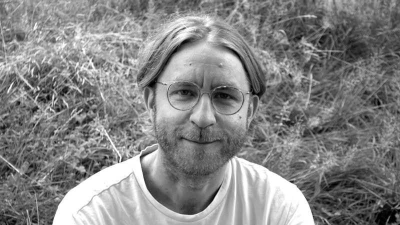 Fabian Voegeli→ Backend Programmierer → Teammitglied A/Z&amp;TEr studierte Social and Political Thought an der York University in Toronto sowie Neue Medien an der Zürcher Hochschule der Künste. Nach jahrelanger Tätigkeit als Webentwickler im Kulturbereich gilt sein Interesse heute vor allem dem infrastrukturellen Teil und dem logischen Denken in der Backend-Programmierung.Was ihn besonders auszeichnet, ist sein grosses Interesse an gesellschaftspolitischen Fragestellungen – ein Aspekt, der auch in der Haltung vom Team von kleio eine zentrale Rolle spielt. Dazu zählen etwa Themen wie Datensicherheit, die finanzielle und technische Zugänglichkeit von kleio für alle Kulturschaffenden oder die demokratische Weiterentwicklung des Tools anhand aktueller Bedürfnisse der aktiven Nutzer:innen – mit dem Ziel, dass letztlich alle davon profitieren.kleio steht für ein System, das allen zur Verfügung steht – offen, solidarisch und gemeinschaftlich gedacht.