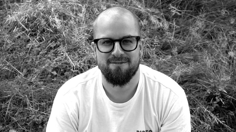 Jonas von Arb→ Frontend Programmierer → Teammitglied A/Z&amp;TEr studierte Visuelle Kommunikation an der Hochschule für Gestaltung und Kunst in Basel und betreut under anderem die Programmierung und Wartung unserer Website . Als webbasiertes Tool ist dies der zentrale Ort, an dem sich unsere User:innen einloggen und alle Informationen zum Tool, den Showcases, den Preisen, den Services sowie den Support finden.Am Wochenende steht er als Gemüseverkäufer auf dem Wochenmarkt, hat einen grünen Daumen und kocht mit Leidenschaft – wovon das Team fast täglich profitiert.Das Team hinter kleio lebt vom Austausch, von Aufmerksamkeit für das aktuelle Geschehen und von einer Sensibilität für Neues – Themen werden gemeinsam aufgenommen, reflektiert und diskutiert.