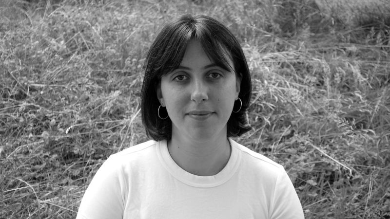 Selina Zürrer→ Kommunikation und Social Media → Bildende Künstlerin und Nachlassverwalterin der Walter Haymann StiftungSie studierte an der Gerrit Rietveld Academie in Amsterdam und absolvierte ihren Bachelor und Master in Fine Arts an der Zürcher Hochschule der Künste. Als aktive kleio-Userin in der Verwaltung des Werkverzeichnisses des renommierten, verstorbenen Künstlers Walter Haymann fand sie ihren Weg ins Team.Bei kleio betreut sie die Social-Media-Kanäle und steht in engem Austausch mit Fachverbänden, um die Bedeutung der Aufarbeitung eines Lebenswerks – idealerweise bereits zu Lebzeiten – aus erster Hand zu vermitteln und Kooperationen aufzubauen.Mit kleio wird Geschichte geschrieben – nicht nur von gestern, sondern auch von heute und morgen.Alle Kulturschaffenden sollen mit kleio selbstbestimmt und professionell in der Lage sein, ihr Werk kulturrelevant zu dokumentieren und nach Wunsch sichtbar oder zugänglich zu machen.