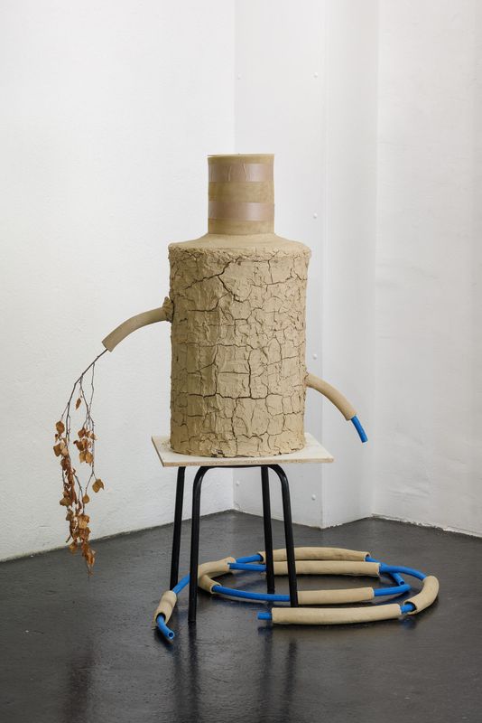 Ton, Korb, Kabelrohre, Birkenzweig, Metallhocker / 130 x 110 x 100 cm