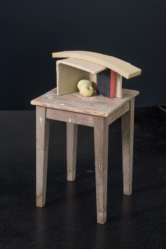 Ton, Schaumstoff, Tabouret, zwei Äpfel / 62 x 32 x 42 cm