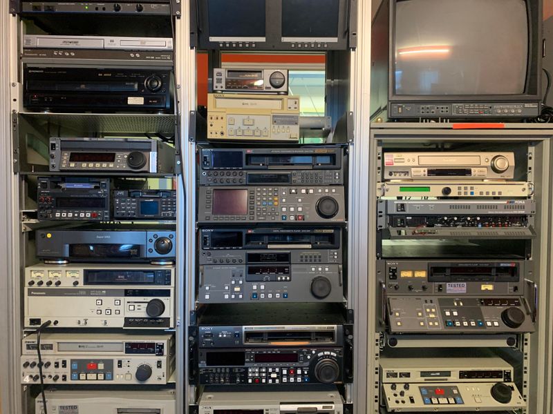 Every tape needs its own reader. Maintenance, spare parts and know-how are becoming increasingly rare for historical devices.