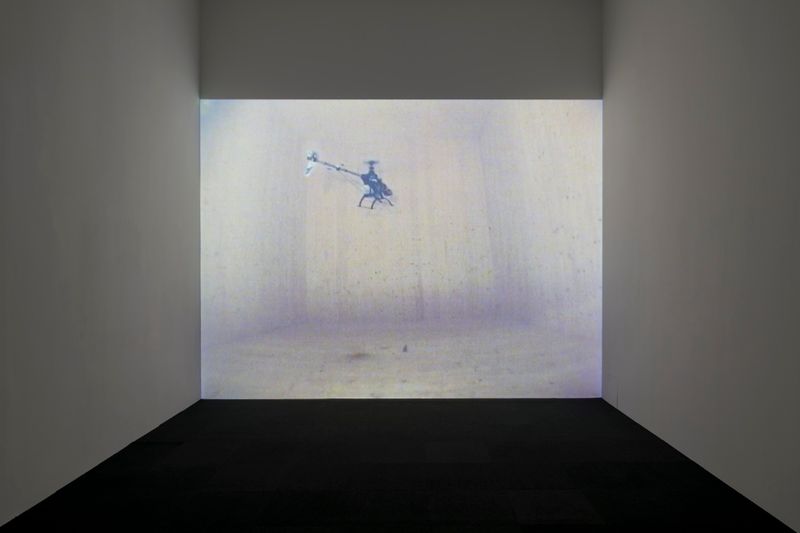 Roman Signer - Schweben in einer Kiste, 1999 Mehr Licht. Video in der Kunst, Aargauer Kunsthaus, 2026