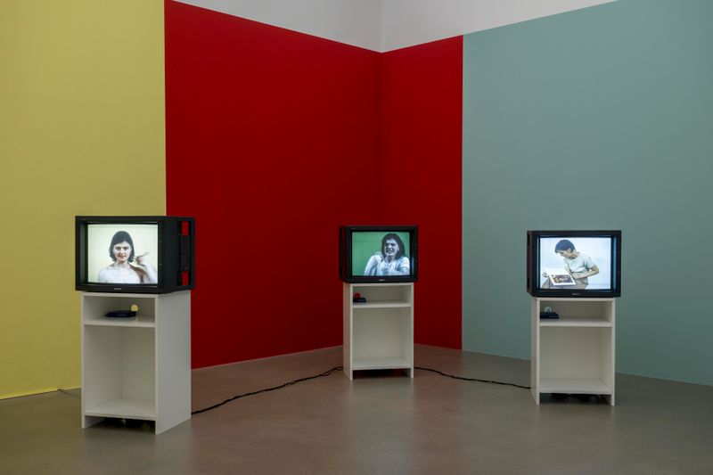 Claudia Müller &amp; Julia Müller - Überstrapaziert vor farbigem Hintergrund (Don‘t believe the hype), 1997 Mehr Licht. Video in der Kunst, Aargauer Kunsthaus, 2026