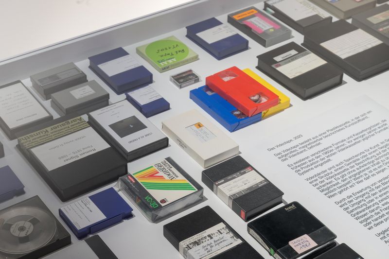 Bild von typischen Medienträgern in der Kunst: Wir müssen dem glauben was was auf dem Label steht. Wissen werden wir es jedoch erst, wenn das Medium auch gelesen werden kann.
