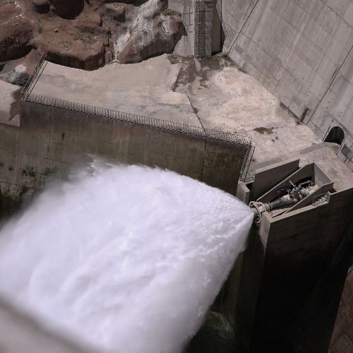 Study with the Serge Modular synthesizer on articulations in hydropower plants. First sequence of the study: Variations of openings and closings of valves causing different pressure on water flows. Second sequence of the study: Sonic articulations and echoes in the spatial configuration of a hydropower plant. All sounds were created with the analog modular synthesizer.