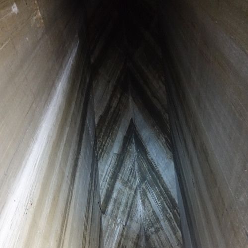 The Albigna Dam is located high above the Bergell Valley in southern Switzerland. Made of concrete blocks, the dam acts as an enormous echo chamber. This excerpt features field recordings of the nearly empty water pipe and sounds produced by a modular synthesiser.