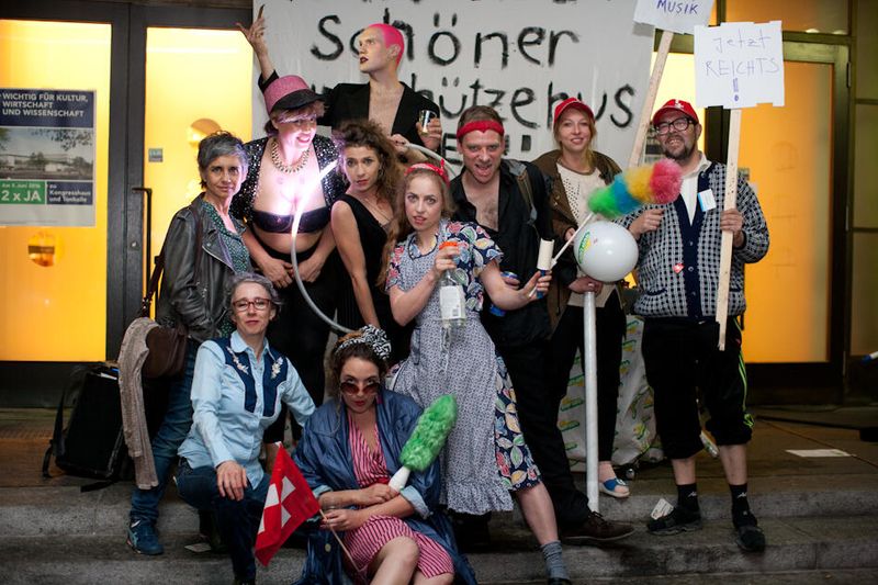  Eine unangekündigte Inszenierung anlässlich des Eröffnungskonzerts der Zürcher Festspiele «Dada – Zwischen Wahnsinn und Unsinn»