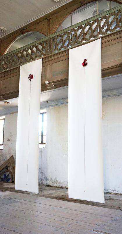 rinnen | 2021 | Ausschnitt der Installation | Holzbeize auf Papier | 600cm x 125 cm