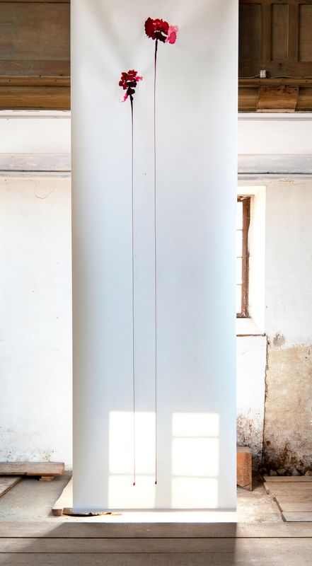 rinnen | 2021 | Ausschnitt der Installation | Holzbeize auf Papier | 600cm x 125 cm