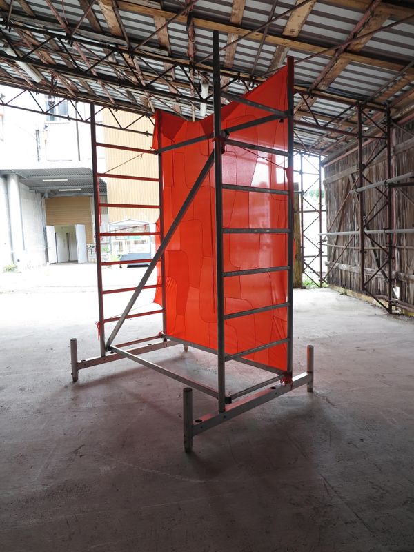 Karin Schwarzbek 171, 2019/2020, Warnwesten, Malergerüst, Kreide