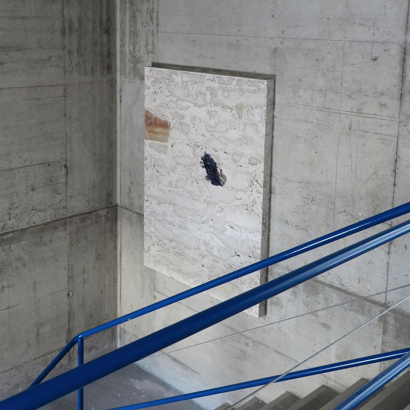 Markus Kummer Akt 1 (Im Treppenhaus)
Metall, Gips, Sand, Wasser, Fundstücke, 160 x 120cm