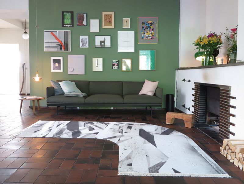 , Wand mit Bildbeiträgen aller Beteiligten. Vorne: Christian Herter, Untitled 2019, Fotoprint