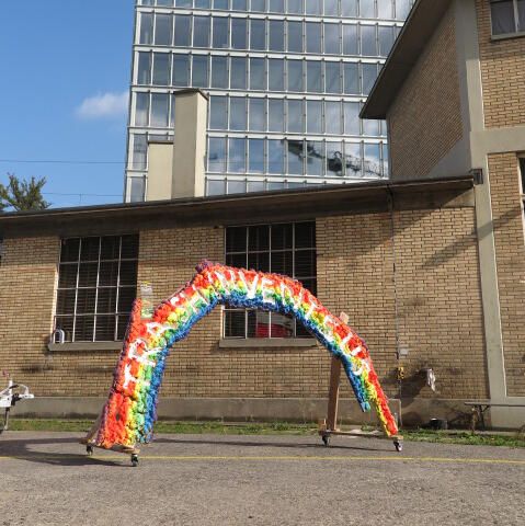 Huguette Rondinone TRASH INVENTS US 2021
Mobile Rainbow; Muldenholz, PU-Schaum, Farbe, Räder, 155 x 340 x 120cm