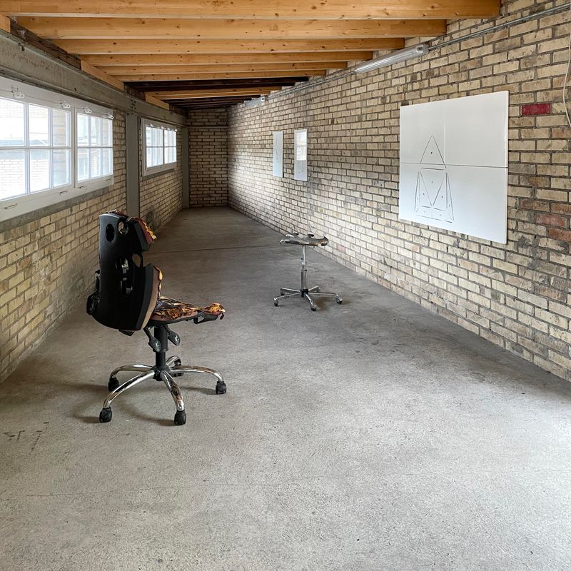 Maya Bringolf ALL TURNS TO DUST 2019
Abgefackelter Bürostuhl 104 x 56 x 56cm
Bürostuhl, Epoxy-Harz, Acrylspray 60 x 45 x 45cmTom Menzi
Untitled (Fejig) 2021, Ökreide auf Stahl weiss beschichtet, je 70 x 50 cm