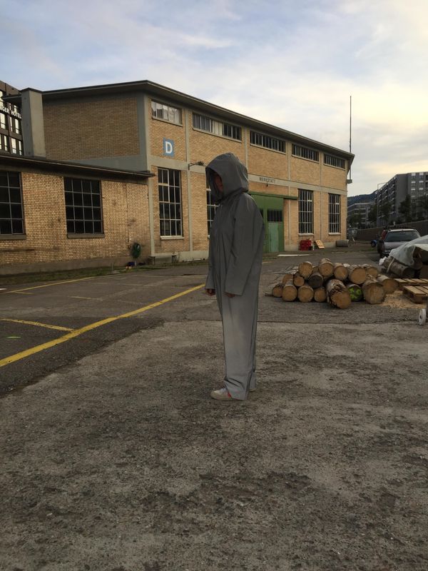 Karin Schwarzbek ONE SUIT 2021
Reflektierender Stoff, polyesterbeschichtet, Rückstrahlungswert RA1 168/100/84/108/82cm (L)