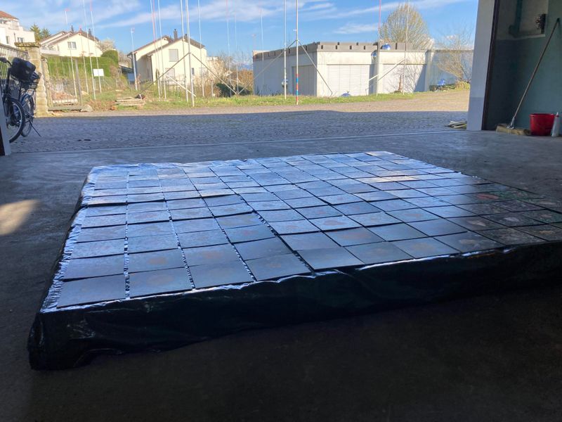 Tom Menzi Untitled (Seesicht) 2025
Handybilder der Schnittflächen aller
Ende Sept. 2024 gefällten Bäume
auf der Parzelle Nr. 5206, im Auftrag von Seraina
Invest AG, Zürich. Laserprints auf Karton,
138-teilig.