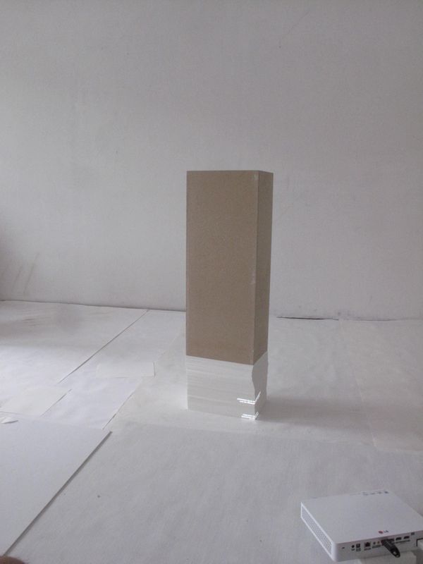 Studioansicht Projektion, Papierstapel, Holz