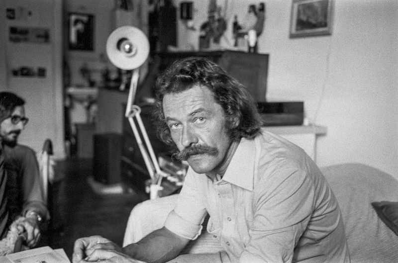 Marcel Schaffner in seinem Atelier, im Hintergrund Werner von Mutzenbecher, Basel, 1977