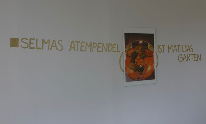 Fotografie und Schrift auf Wand