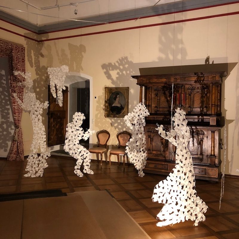 Die tanzenden Schatten erinnern an die Tradition des Wayang kulit - Das indonesische Schattentheater. In Katharina Bierreths Atelier hängt eine solche Figur aus Indonesien......-J.I.