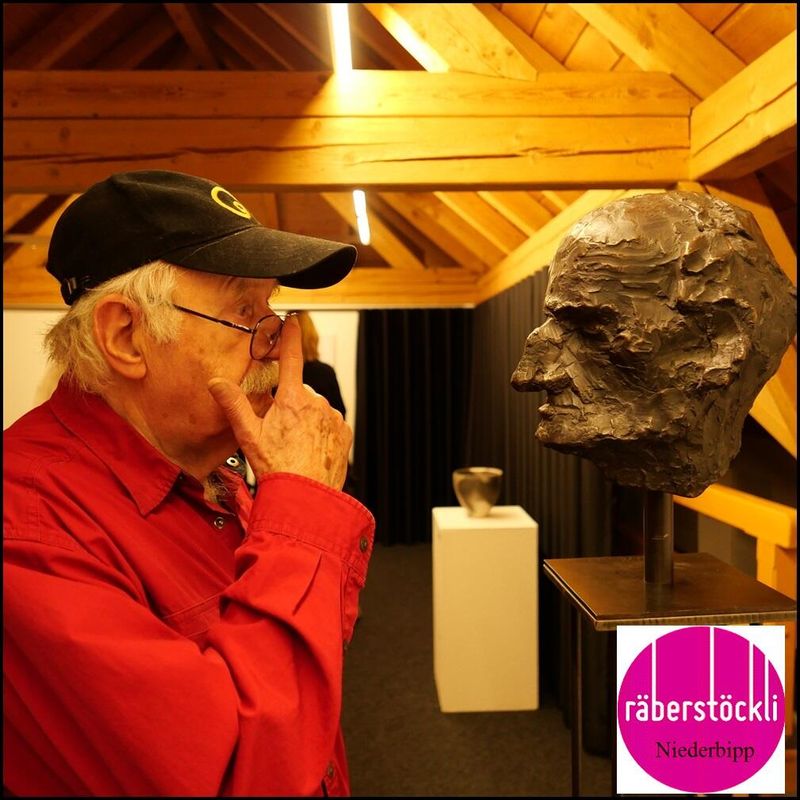 Pedro Meier mit Bronzebüste Gerhard Meier von Schang Hutter – Oberaargauer Kunstmonat 2024 – Galerie Räberstöckli Kunstverein Niederbipp, Pedro Meier Artist & Writer Künstlerlexikon SIKART Zürich