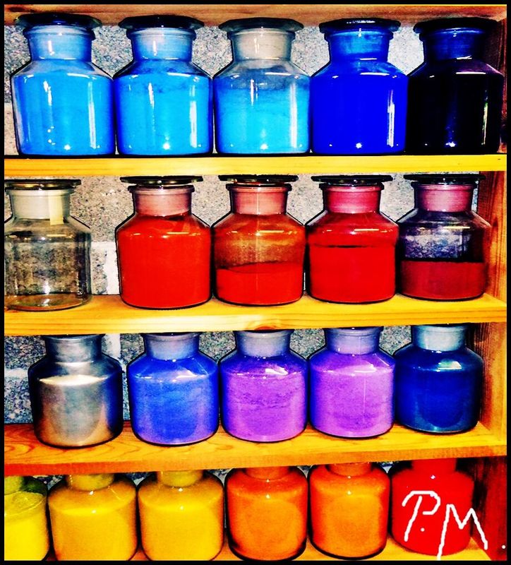 Pedro Meier Atelier Farbpalette – organische Farbpigmente – Mineralpigmente – Erdpigmente – Titanweiß – Eisenoxidschwarz – Maya-Blau – Goldbronze – Malachit – Ocker – Sepia – Ultramarin – Lapis Lazuli – Van Gogh-Gelb – Venezianerrot – Lavendelblau – Mondlichtgrau – Drachenblutrot – Einhornhaarweiß – Meerjungfrauenblau – Feenstaubgrün – Sternenstaubsilber – Trollschockgrün – Vampirblutrot – Zauberwaldviolett – Hanfgelb – Smaragdgrün – Indigo – Rosenrot – Terra di Siena – Berliner Blau – Sonnenocker – Umber – Herbstgold – Preußischblau – Preußischgrün –